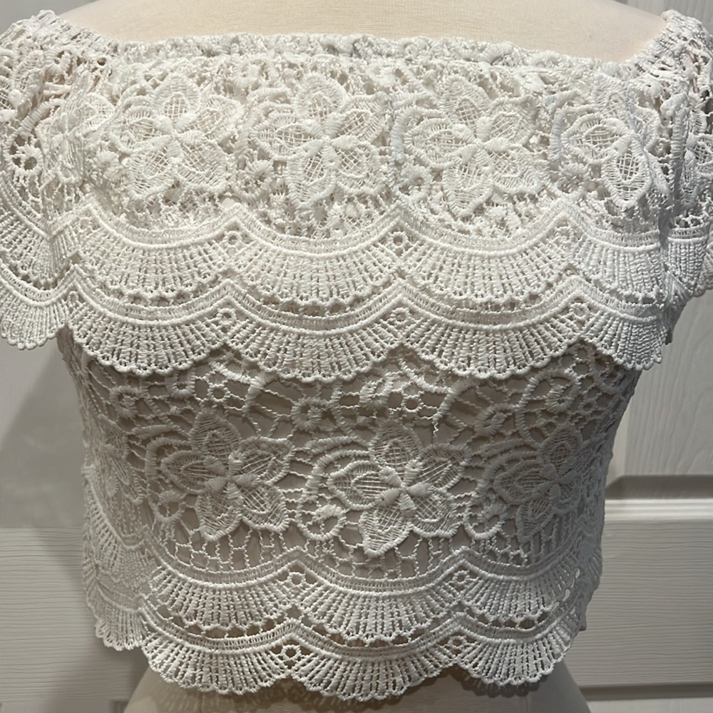EUC AGACI Cropped Lacy Ruffle Off-The-Shoulder Top - Picture 3 of 14